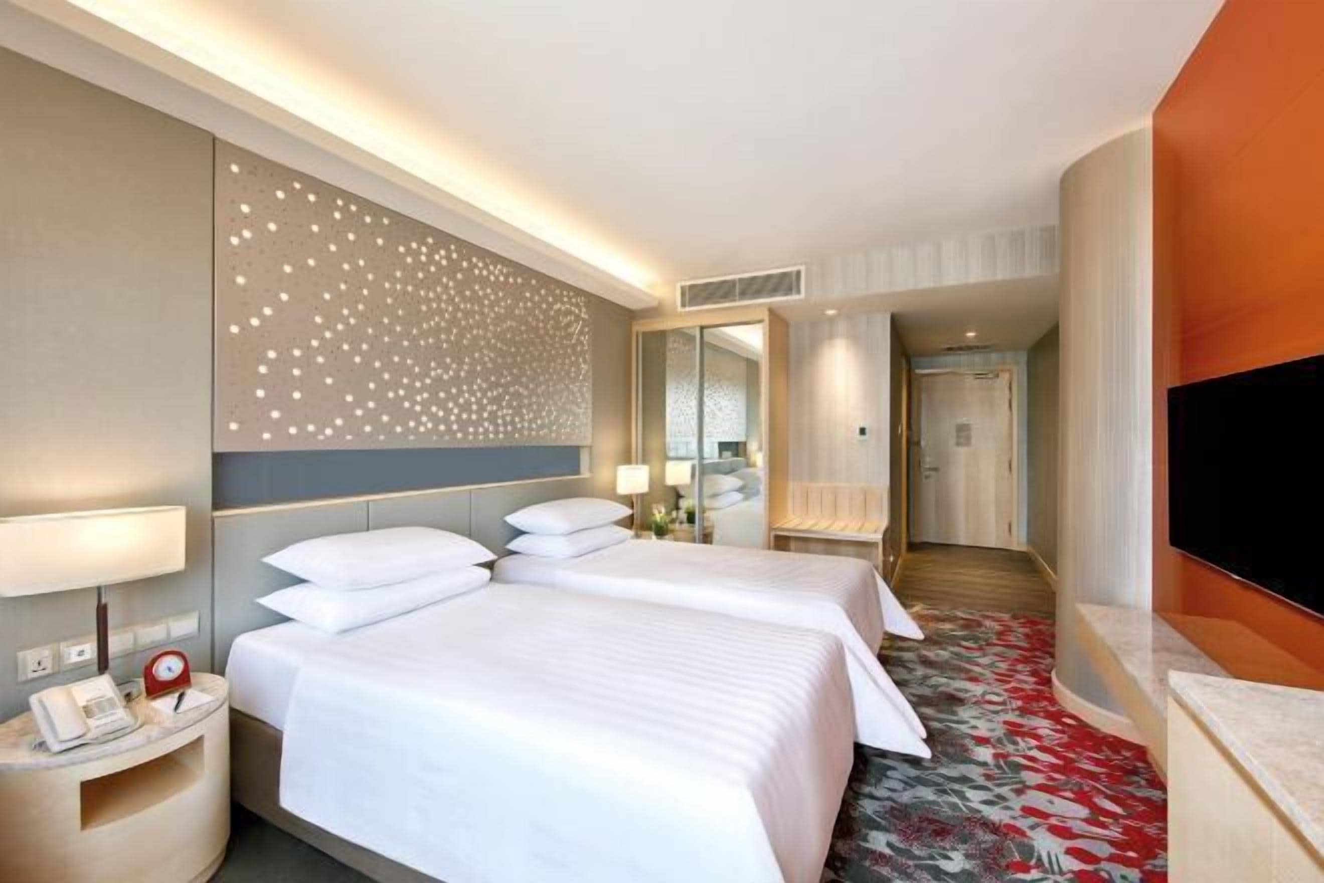 Een kluis op de kamer, een bureau, geluiddichte muren