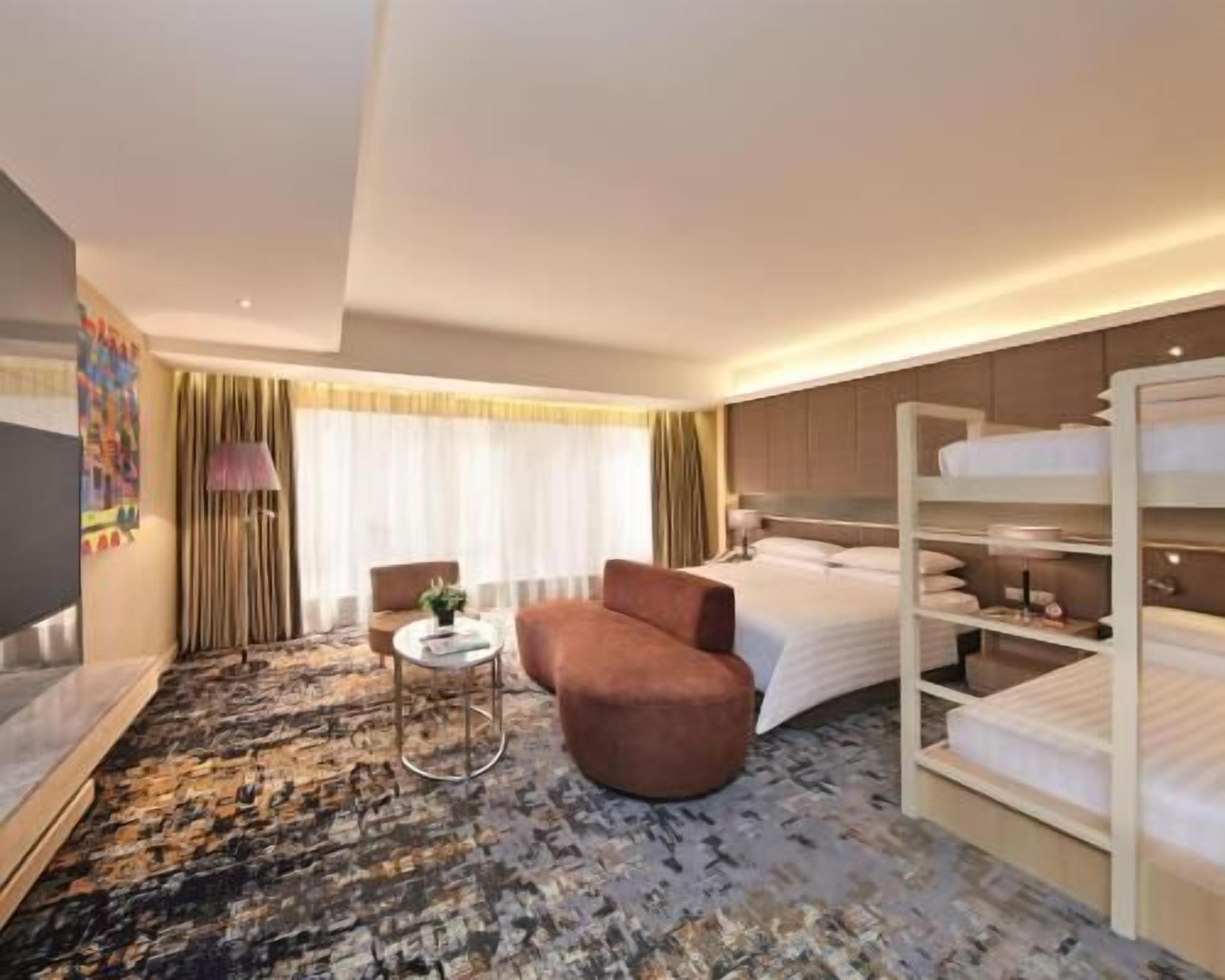 Zimmersafe, Schreibtisch, schallisolierte Zimmer, Bügeleisen/Bügelbrett