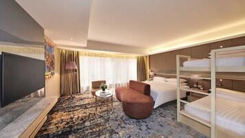 Perhehuone, 1 makuuhuone | Tallelokero huoneessa, työpöytä, äänieristys, silitysrauta/-lauta