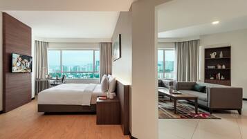 Phòng Deluxe, 1 phòng ngủ, góc | Két bảo mật tại phòng, bàn, khu vực làm việc phù hợp cho laptop