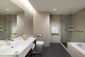 Een douche, een regendouche, milieuvriendelijke toiletartikelen