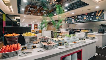 供应早餐、午餐和晚餐,泳池景观