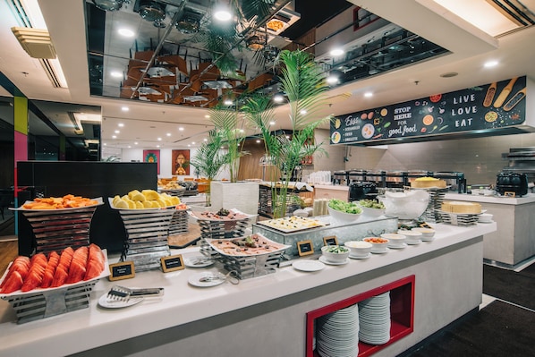 Petit déjeuner, déjeuner et dîner servis sur place