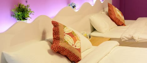 Quadruple Room (202) | Desk, blackout drapes, soundproofing, rollaway beds