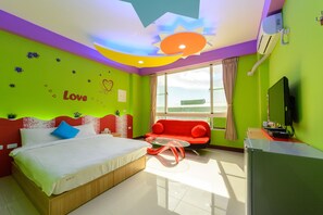 Escritorio, cortinas blackout y sistema de insonorización 