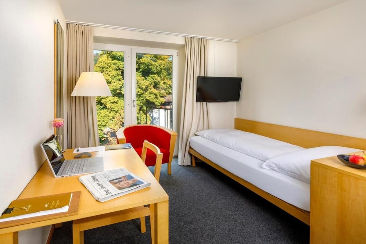 single room | 1 bedroom, desk, laptop workspace, iron/ironing board