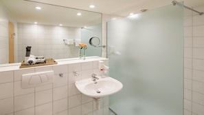 Chambre simple | Salle de bain | Douche, articles de toilette (gratuits), séchoir à cheveux
