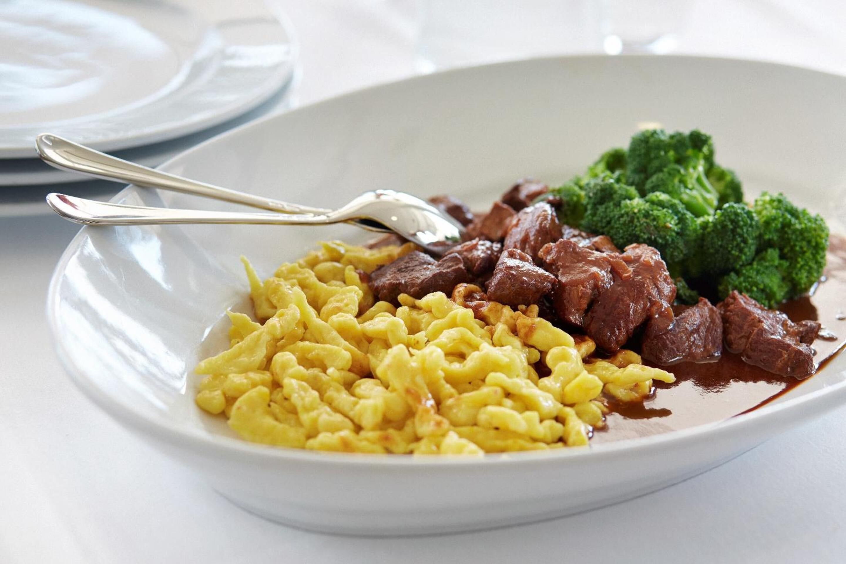 lunch and dinner served, international cuisine