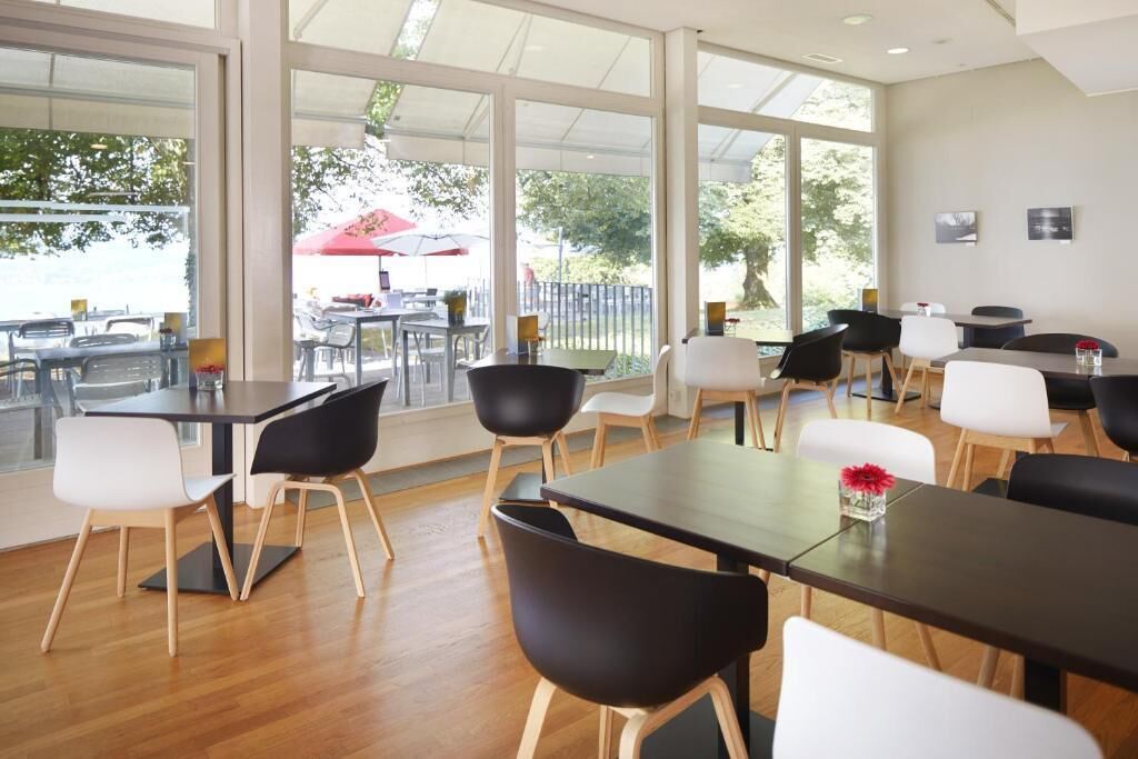 lunch and dinner served, international cuisine