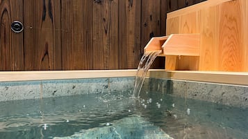 Deep-soaking bathtub