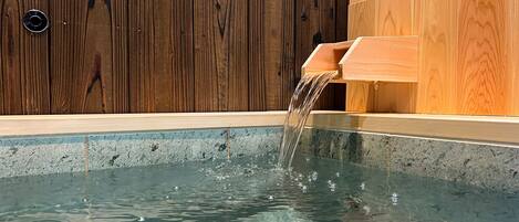 Deep-soaking bathtub