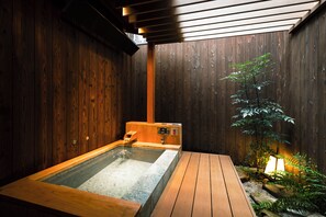 Traditionelt hus (Japanese Style) | Badeværelse | Separat badekar og bruser, gratis toiletartikler, hårtørrer, hjemmesko