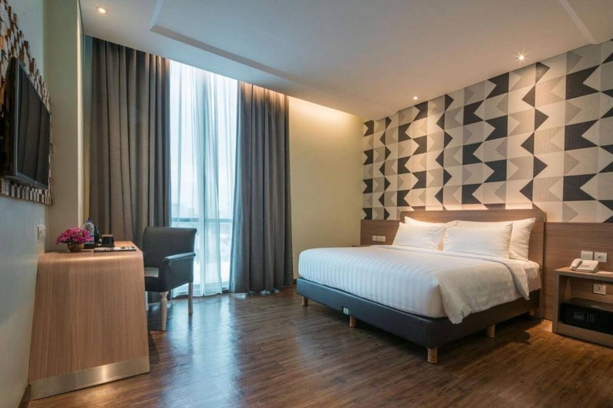 Minibar, brankas, meja kerja, dan kedap suara