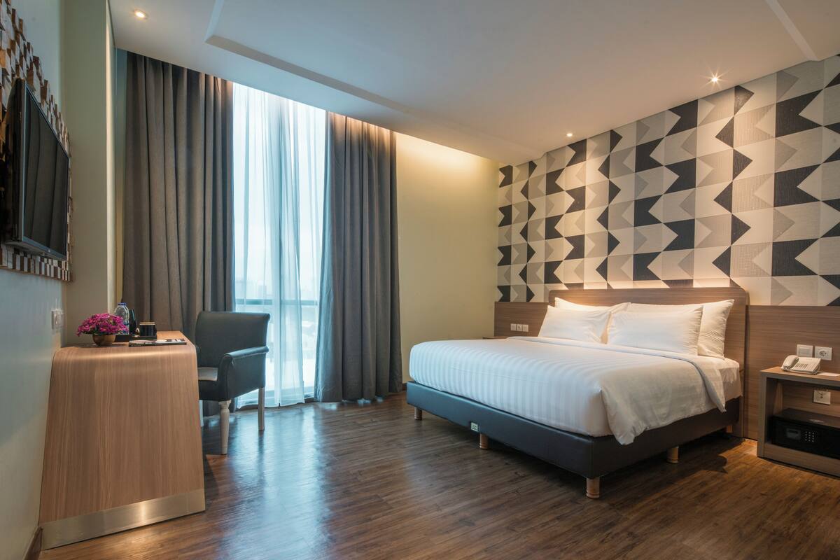 Minibar, brankas, meja kerja, dan kedap suara