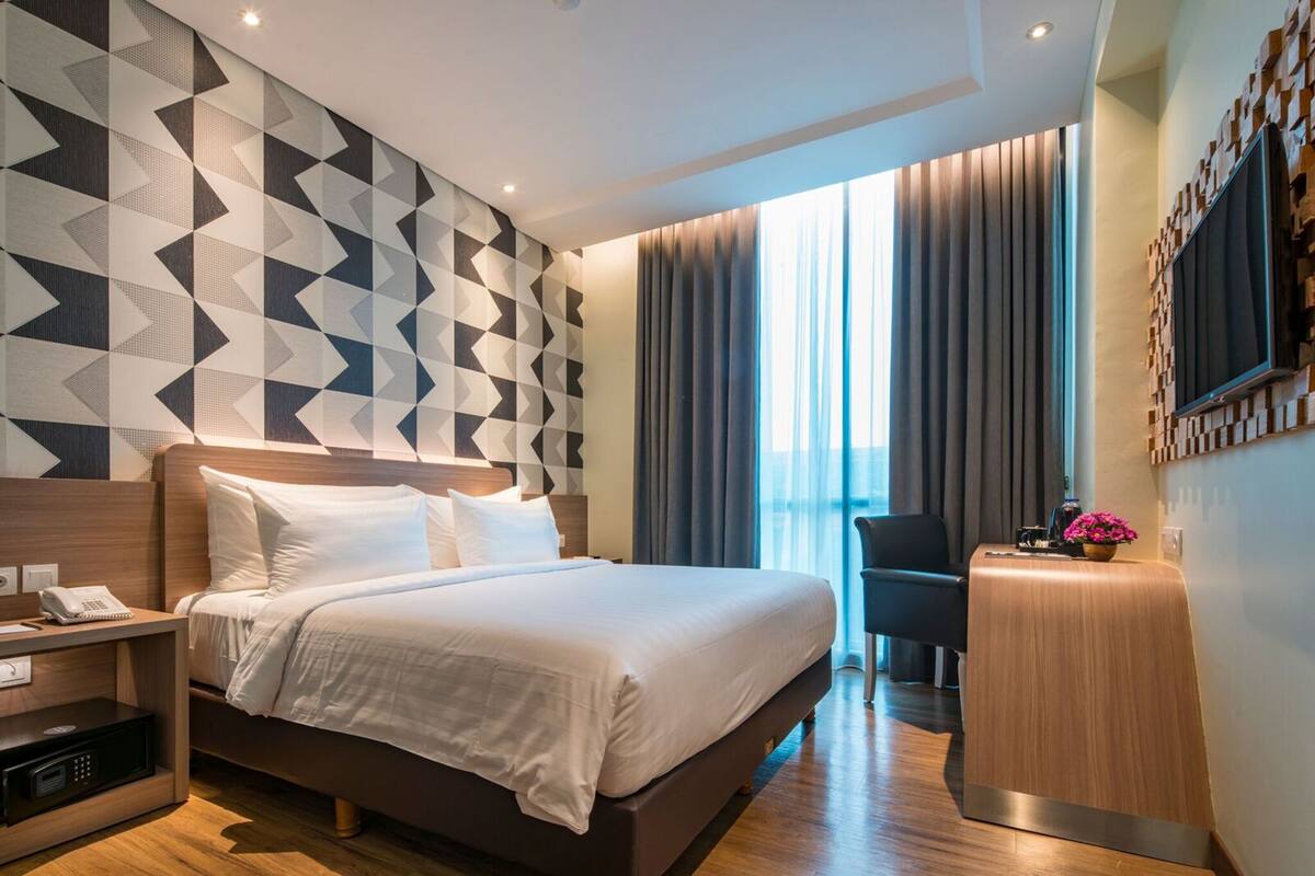 Minibar, brankas, meja kerja, dan kedap suara