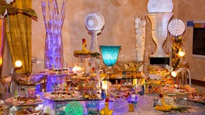 Un buffet proposant divers plats et agrémenté de beaux objets de décoration en verre.