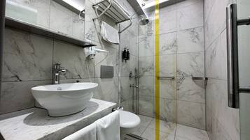 Familien-Dreibettzimmer, 1 Schlafzimmer | Badezimmer | Dusche, Regendusche, Haartrockner, Hausschuhe