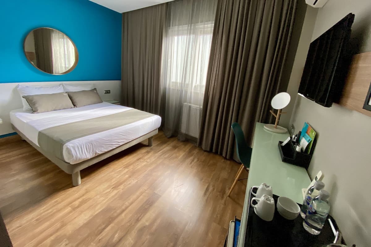 Quarto casal standard, 1 cama Queen | 2 quartos, roupas de cama premium, frigobar, cofres nos quartos