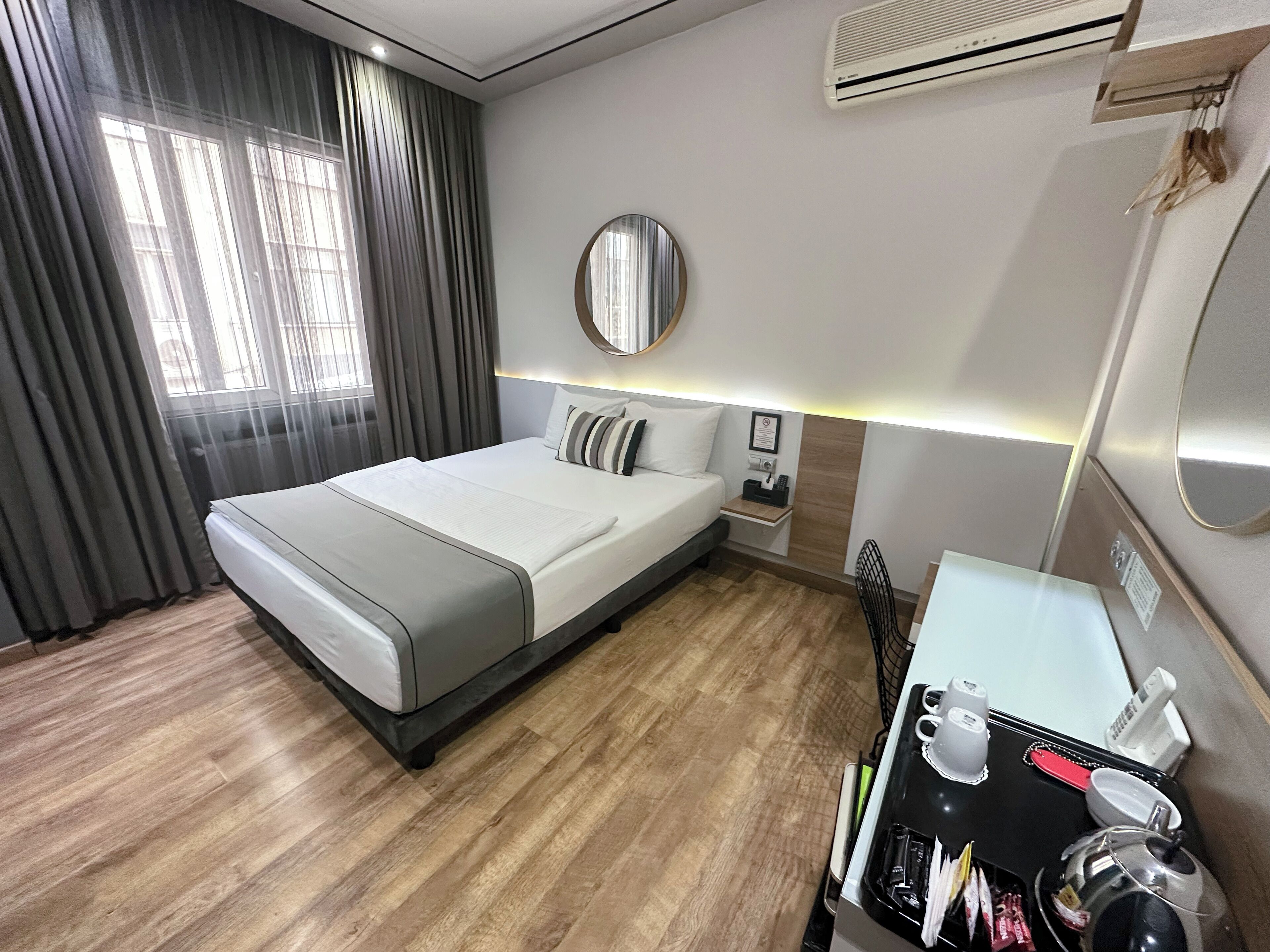 Habitación estándar doble, 1 cama de matrimonio | Ropa de cama de alta calidad, minibar, caja fuerte y escritorio