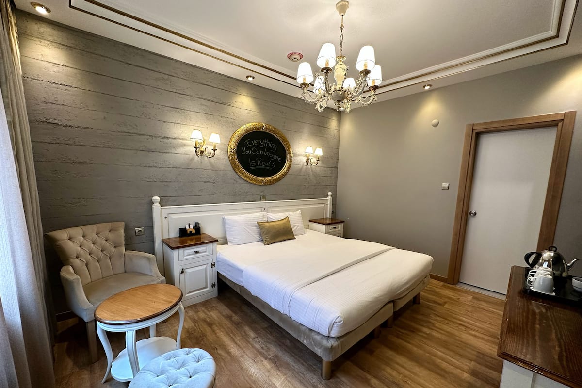 Suite, 2 slaapkamers | 2 slaapkamers, een minibar, een kluis op de kamer, een bureau