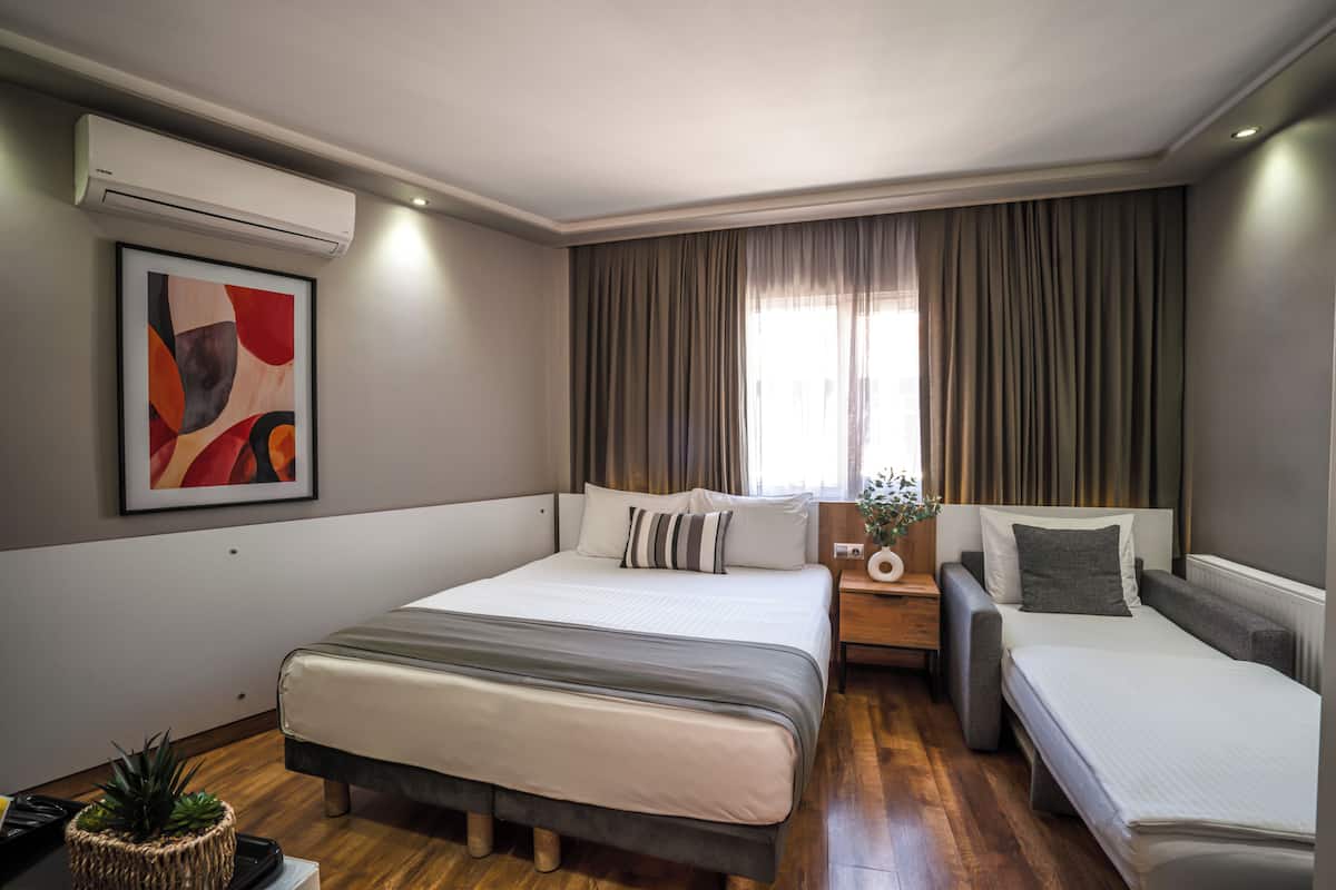 Phòng 3 dành cho gia đình, 1 phòng ngủ | Bộ đồ giường cao cấp, minibar, két bảo mật tại phòng, bàn 