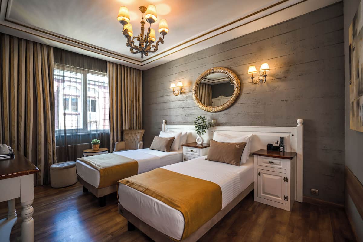 Phòng Suite, 2 phòng ngủ | Bộ đồ giường cao cấp, minibar, két bảo mật tại phòng, bàn 