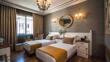 Suite, 2 Schlafzimmer | Hochwertige Bettwaren, Minibar, Zimmersafe, Schreibtisch