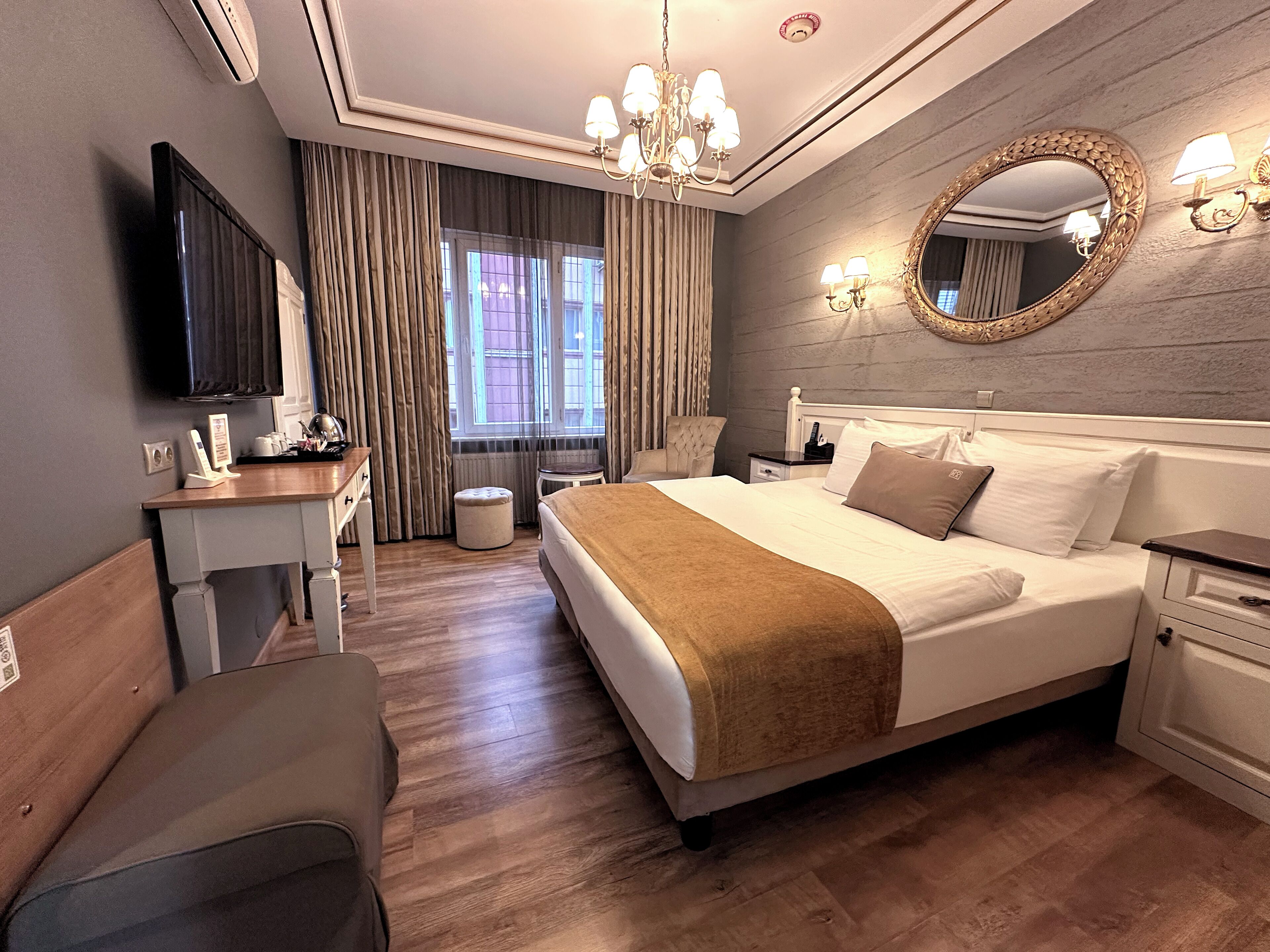 Suite, 2 habitaciones | Ropa de cama de alta calidad, minibar, caja fuerte y escritorio