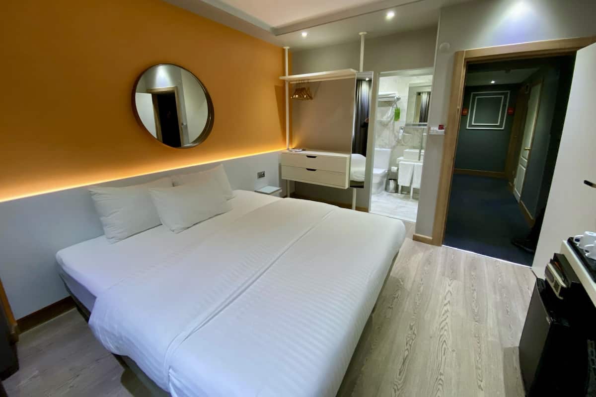 Quarto casal standard, 1 cama Queen | 2 quartos, roupas de cama premium, frigobar, cofres nos quartos