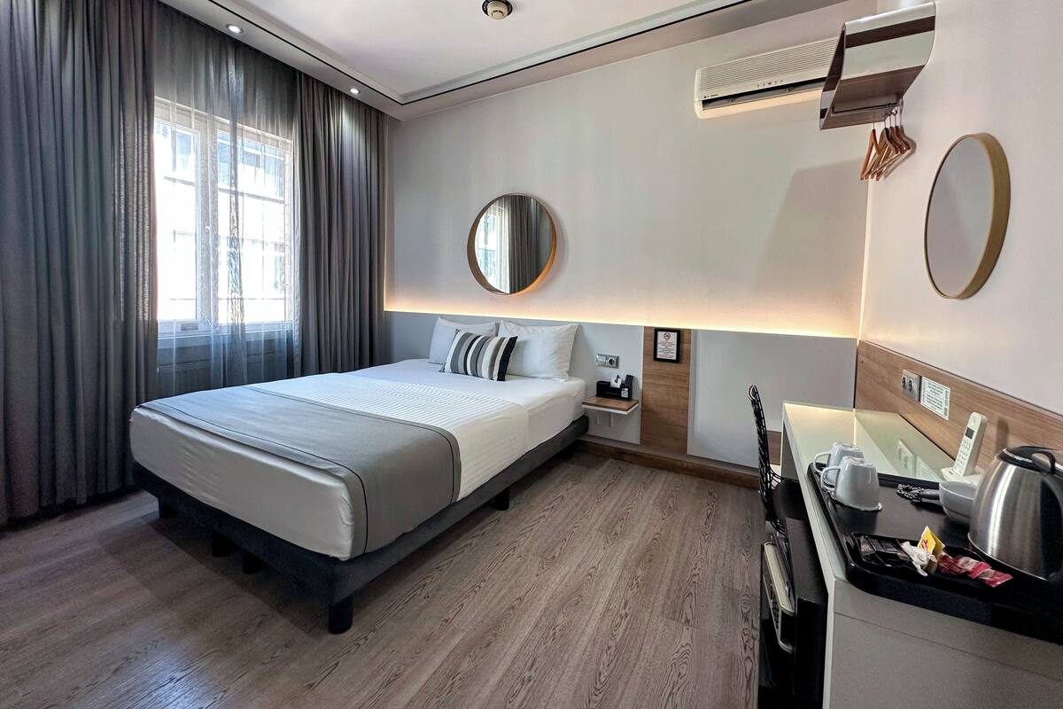 Phòng đôi Tiêu chuẩn, 1 giường cỡ queen | Bộ đồ giường cao cấp, minibar, két bảo mật tại phòng, bàn 