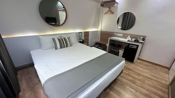 Standaard tweepersoonskamer, 1 queensize bed | Luxe beddengoed, een minibar, een kluis op de kamer, een bureau