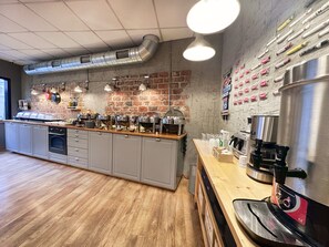Café da manhã com buffet grátis todos os dias