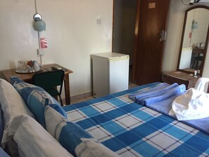 Shower, free toiletries, towels - Liya Guest Lodge (Kasane)