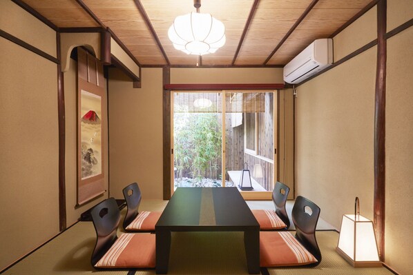 บ้านพักทราดิชันนัล (Japanese Style) | บริเวณนั่งเล่น | ทีวีจอแบน