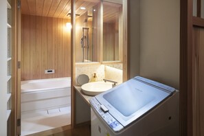 บ้านพักทราดิชันนัล (Japanese Style) | ห้องน้ำ | อ่างอาบน้ำและฝักบัวแยกจากกัน, ของใช้ในห้องน้ำฟรี, ไดร์เป่าผม
