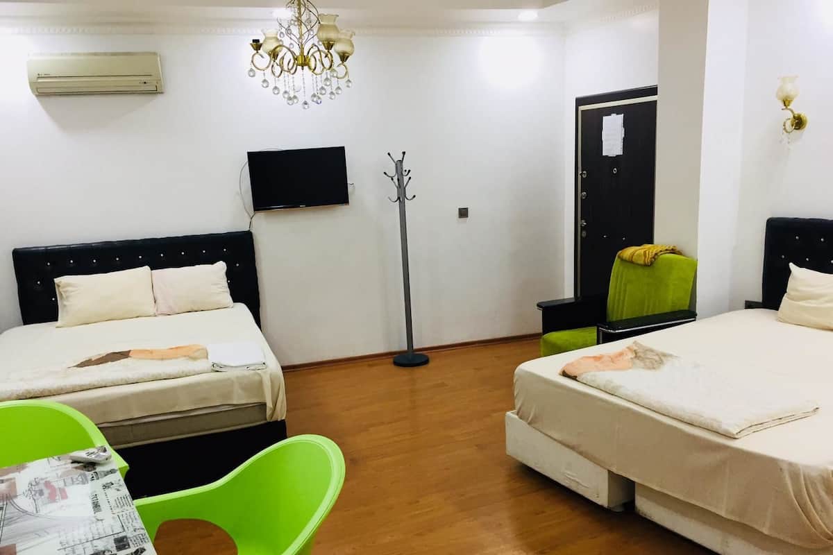 Habitación triple | Caja fuerte, escritorio, sistema de insonorización