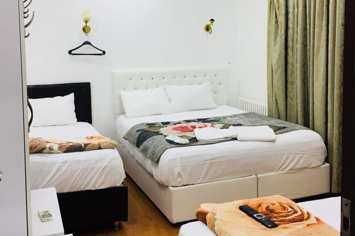 Habitación clásica doble | Caja fuerte, escritorio, sistema de insonorización