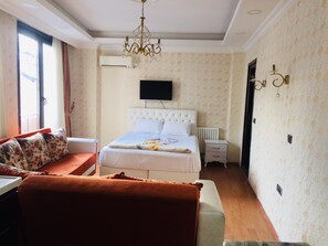 Juniorsvit | Värdeförvaringsskåp på rummet, skrivbord och ljudisolering