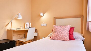 Quarto solteiro | Frigobar, cofres nos quartos, escrivaninha, cortinas blackout