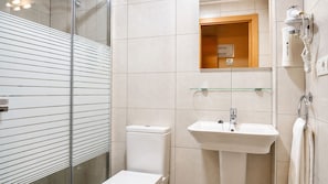 Habitación con 2 camas individuales, vistas a la ciudad | Baño | Ducha, secador de pelo y toallas