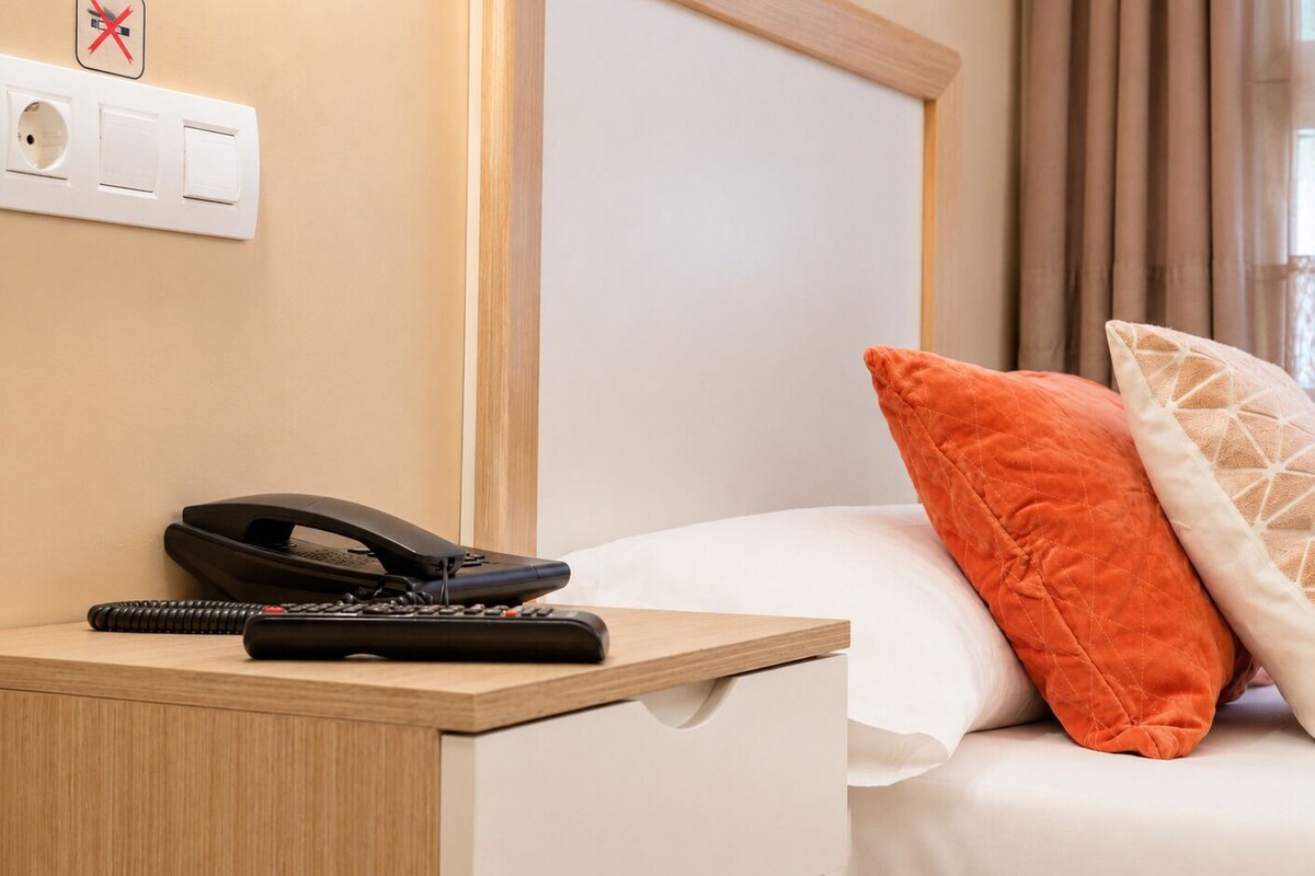 Habitación individual, accesible para personas con discapacidad, vistas a la ciudad | Minibar, caja fuerte, escritorio y cortinas opacas