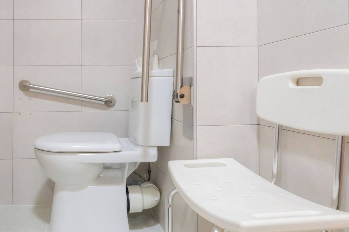 basic single room, accessible, city view | bathroom | shower, free toiletries, hair dryer, towels