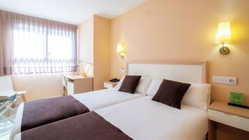 Twin kamer, uitzicht op de stad | 1 slaapkamer, een minibar, een kluis op de kamer, een bureau