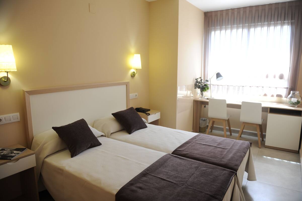 Habitación con 2 camas individuales, vistas a la ciudad | Minibar, caja fuerte, escritorio y cortinas opacas