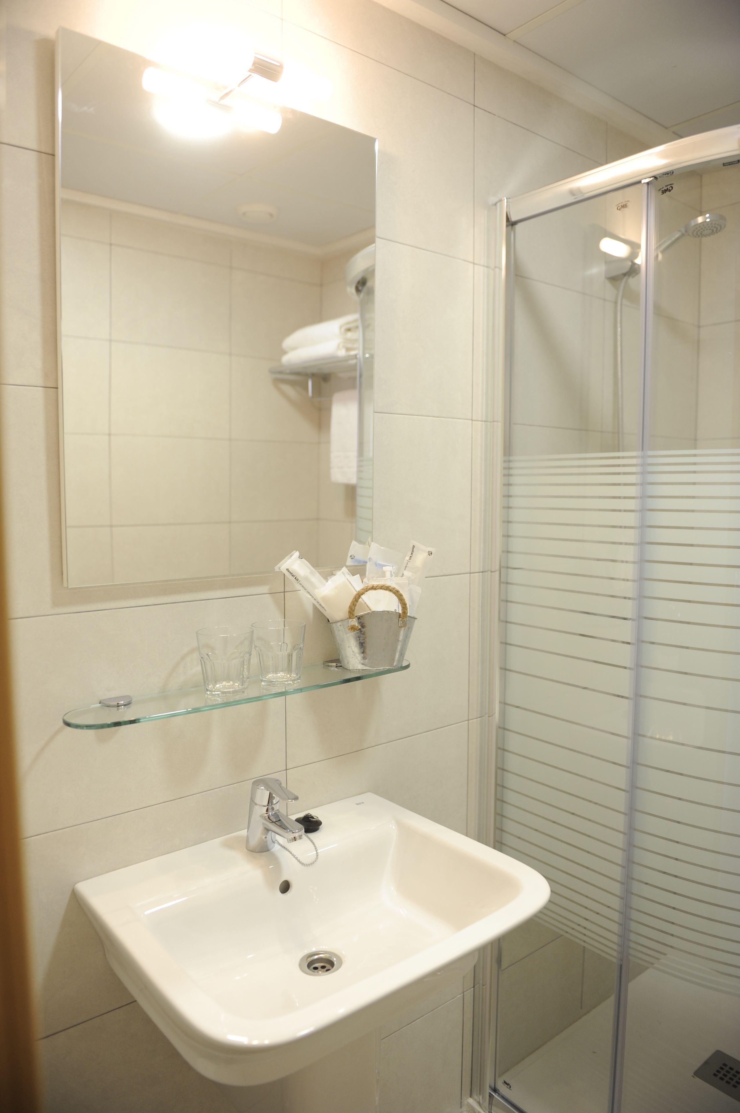 double room | bathroom | shower, free toiletries, hair dryer, towels