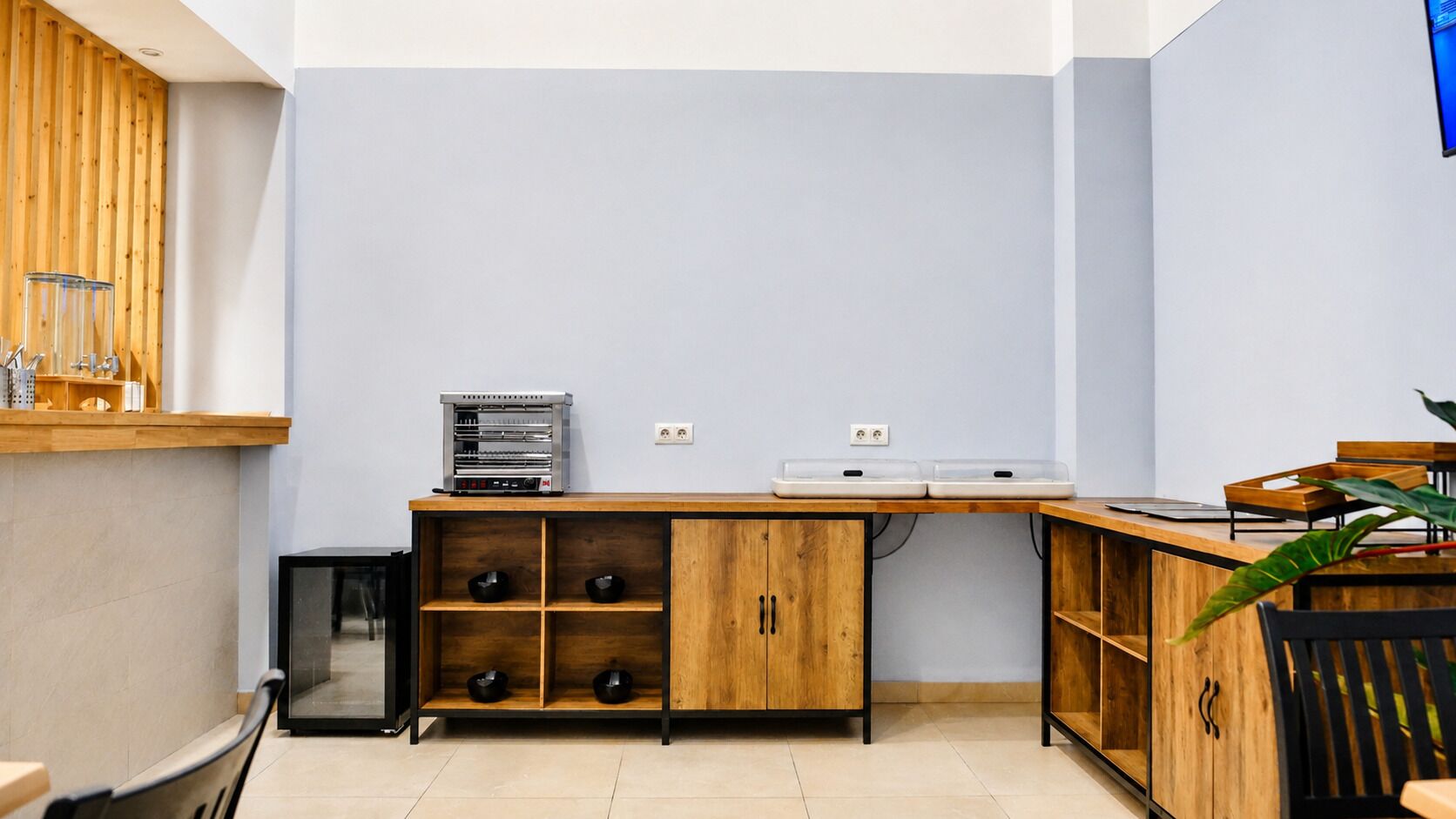 Una cocina compacta con armarios de madera, una encimera y un horno empotrado.