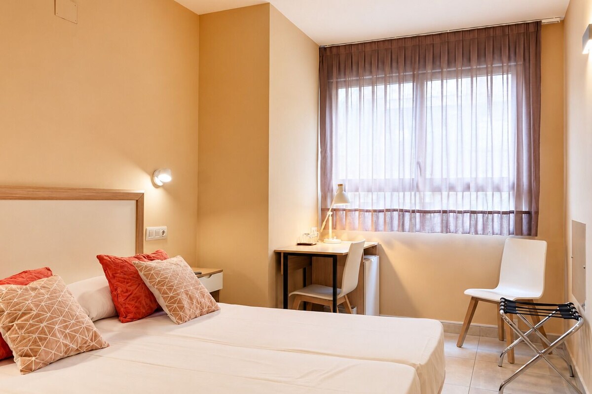 Habitación con 2 camas individuales, vistas a la ciudad | Minibar, caja fuerte, escritorio y cortinas opacas