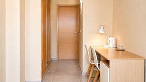 Minibar, coffres-forts dans les chambres, bureau, rideaux occultants