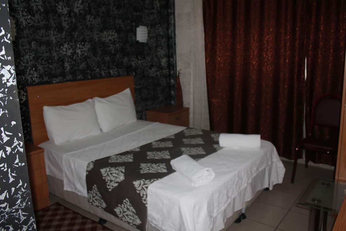 Double or Twin Room | Meja, Wi-fi percuma