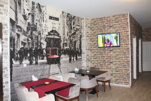 Lobby sitting area - Oz Guven Hotel (Istanbul)
